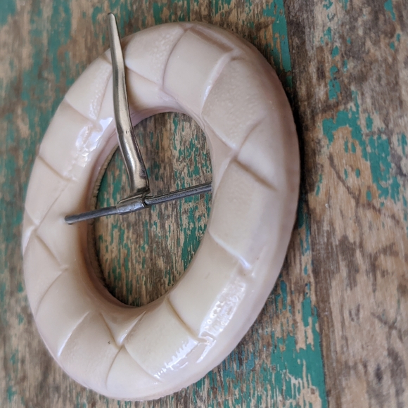 Lot of 3 Round Vintage Buckles - Cream Celluloid & Metal with Fabric - Picture 7 of 14